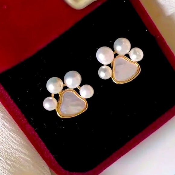 Pearlescent paw earrings gold tone NWT - Picture 6 of 9
